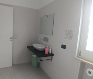 Chambre Triple, salle de bains privée | Lavabo de la salle de bain