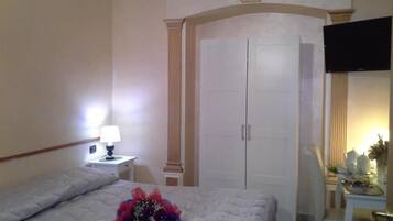 Minibar, desk, laptop workspace, free WiFi