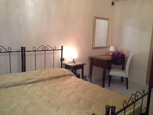 Triple Room, Private Bathroom | Minibar, desk, laptop workspace, free WiFi - B&B Villa Bella (Catanzaro)