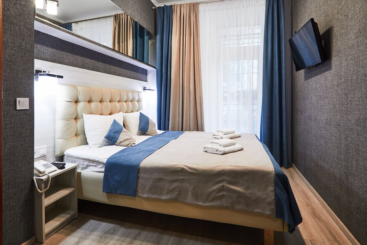 Minibar, caja de seguridad en la habitación y escritorio