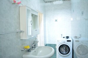 Shower, perlengkapan mandi gratis, pengering rambut, dan kloset