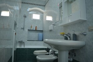 Deluxe Room, 1 Queen Bed with Sofa bed, Non Smoking, City View | Bathroom | Shower, free toiletries, hair dryer, bidet - Leonessa di Puglia (Altamura)