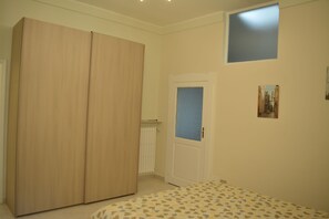 Kamar Deluks, 1 Tempat Tidur Queen dengan tempat tidur Sofa, Bebas Asap Rokok, pemandangan kota | Pemandangan dari kamar