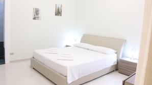 A minimalist bedroom with a bed, bedside tables, and a nightstand. - Leonessa di Puglia (Altamura)