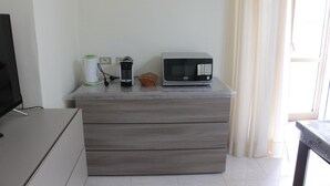 A small kitchenette with a microwave, a kettle, and a coffee maker on a wooden countertop. - Leonessa di Puglia (Altamura)