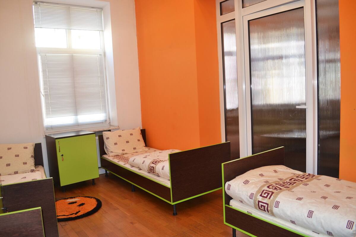 Dormitorio compartido, dormitorio mixto (4 guests) | Caja de seguridad en la habitación y tabla de planchar con plancha