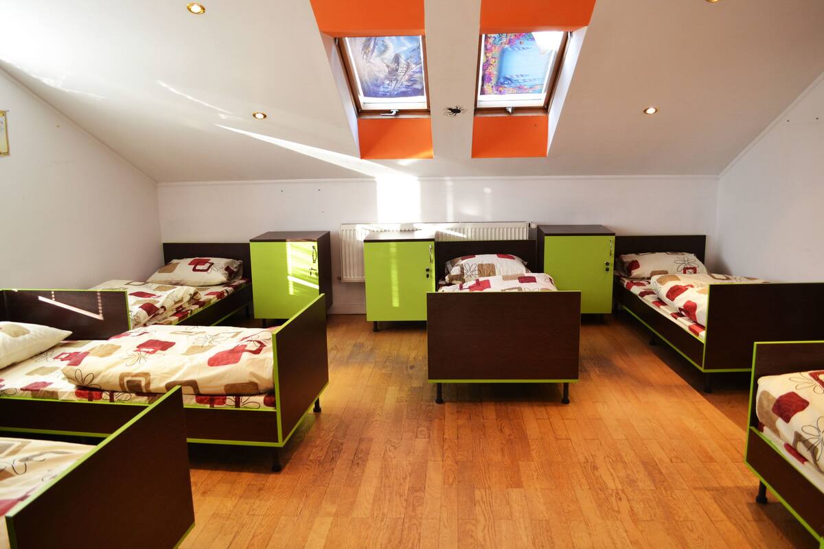 Dormitorio compartido, dormitorio mixto (8 guests) | Caja de seguridad en la habitación y tabla de planchar con plancha