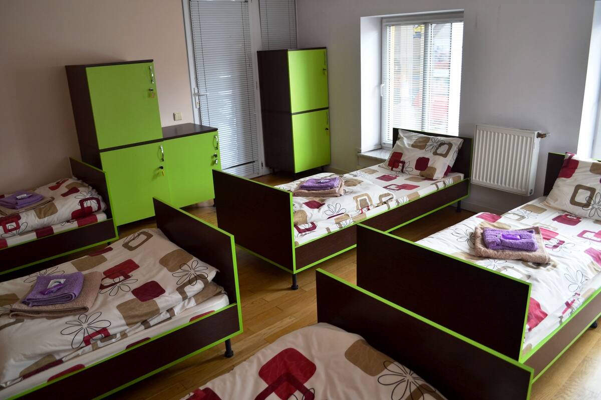 Dormitorio compartido, solo para mujeres (6 guests) | Caja de seguridad en la habitación y tabla de planchar con plancha