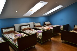 Dormitorio compartido, dormitorio mixto (7 guests) | Caja de seguridad en la habitación y tabla de planchar con plancha