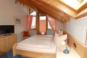 Estúdio | Roupas de cama antialérgicas, cofres nos quartos, escrivaninha