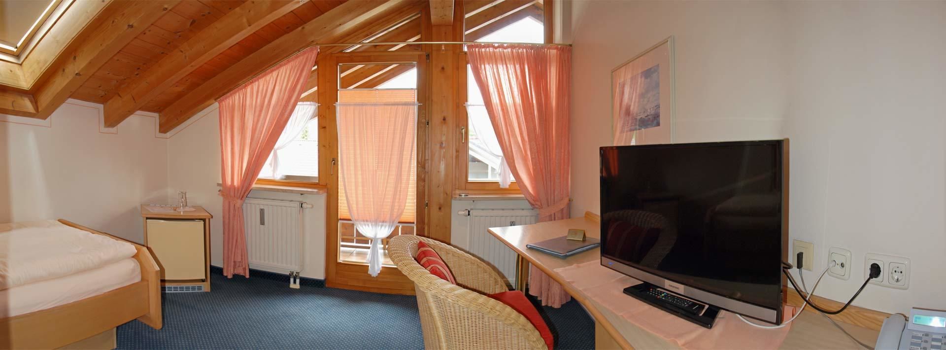 single room | hypo-allergenic bedding, in-room safe, desk, blackout curtains