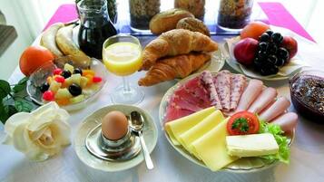 Free daily buffet breakfast