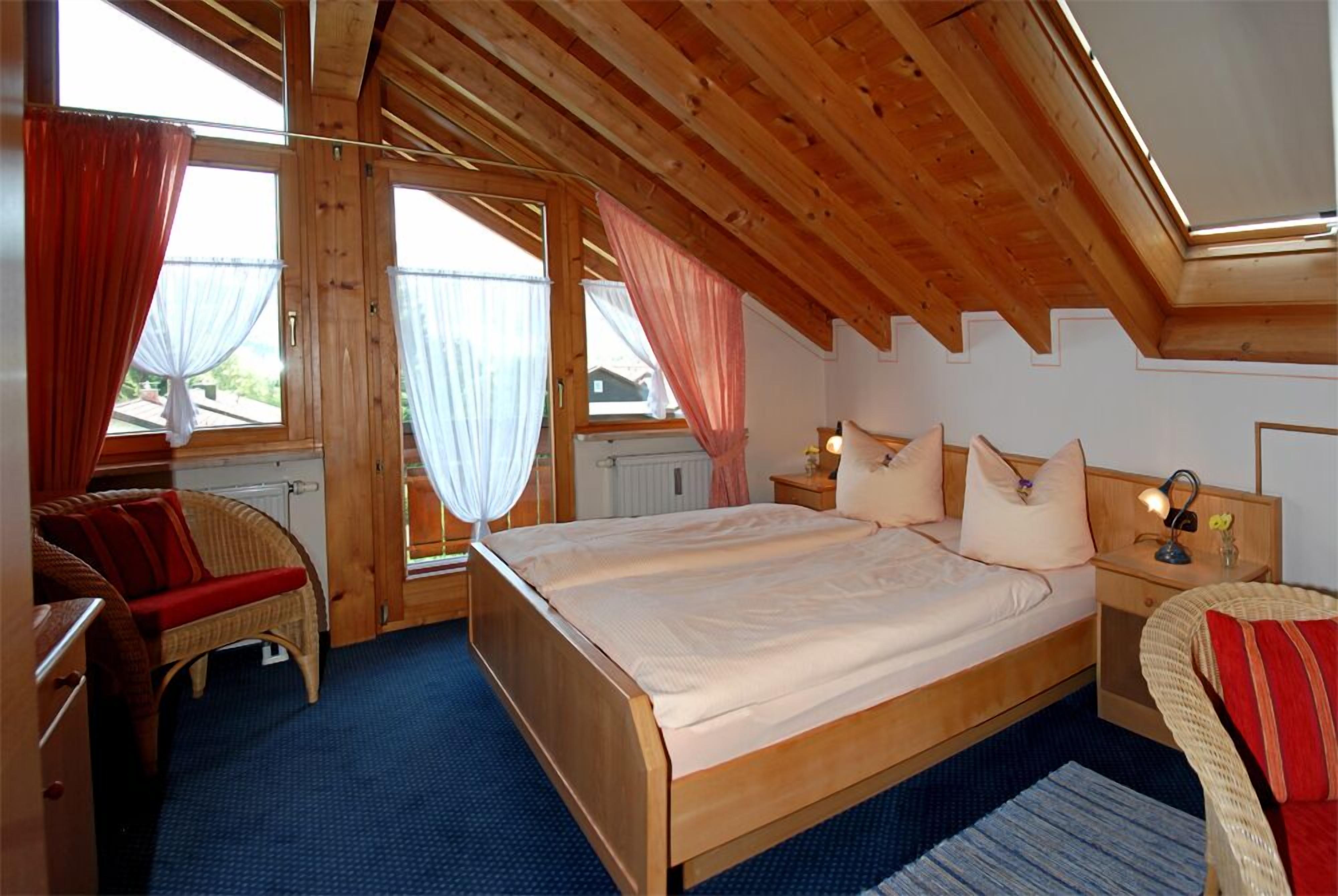 studio | hypo-allergenic bedding, in-room safe, desk, blackout curtains