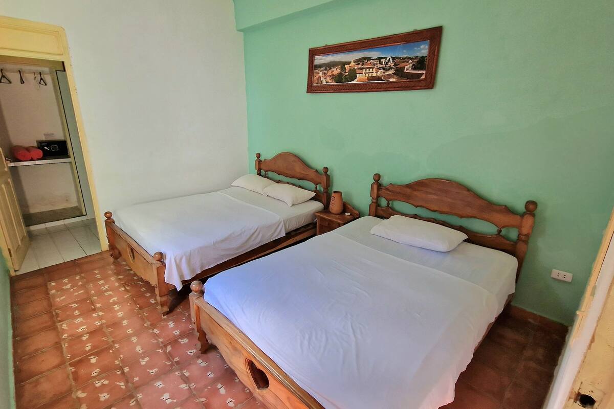 Chambre Quadruple Standard, 2 grands lits, vue cour intérieure