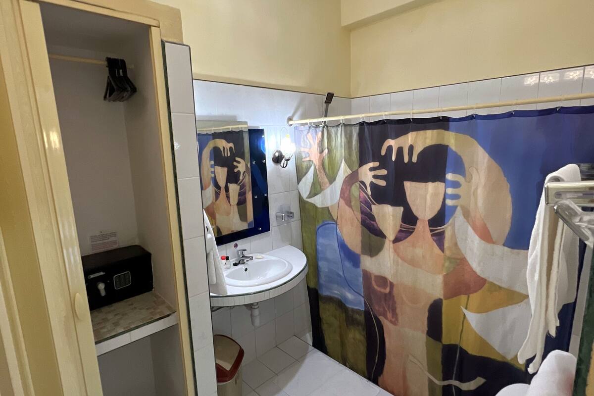 Chambre Quadruple Standard, 2 grands lits, vue cour intérieure | Salle de bain
