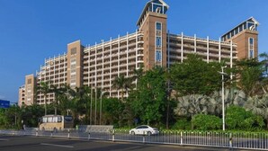 Un hotel de diverses plantes amb una torre central i nombroses balcons.