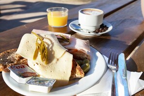 Desayuno con opciones de la cocina local diario (EUR 5.5 por persona)