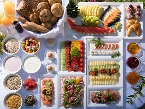 Diversa variedad de alimentos y bebidas dispuestas sobre una mesa.