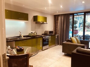 เอ็กเซกคิวทีฟอพาร์ทเมนท์ (Green) | บริเวณนั่งเล่น | ทีวีจอแบน