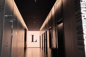 A hotel corridor with a large 'L' on the wall, indicating a specific room or area. - Zhouji Hotel (Zhoushan)
