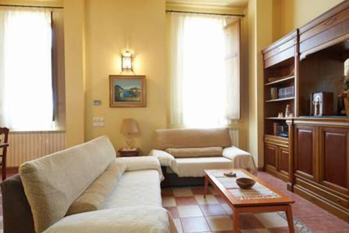 Un soggiorno accogliente con un divano, un tavolino e una libreria.