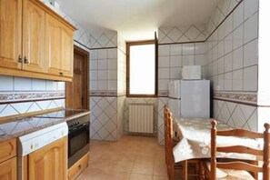 Full-sized fridge, microwave, oven, stovetop