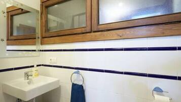 Pengering rambut, bidet, tuala disediakan