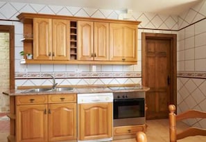 Full-sized fridge, microwave, oven, stovetop