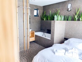 Minibar, caja de seguridad en la habitación y cortinas blackout 