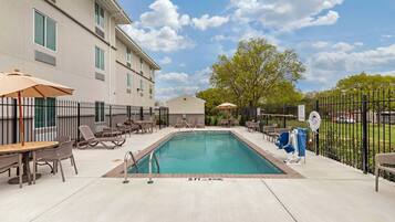 Utomhuspool och solstolar