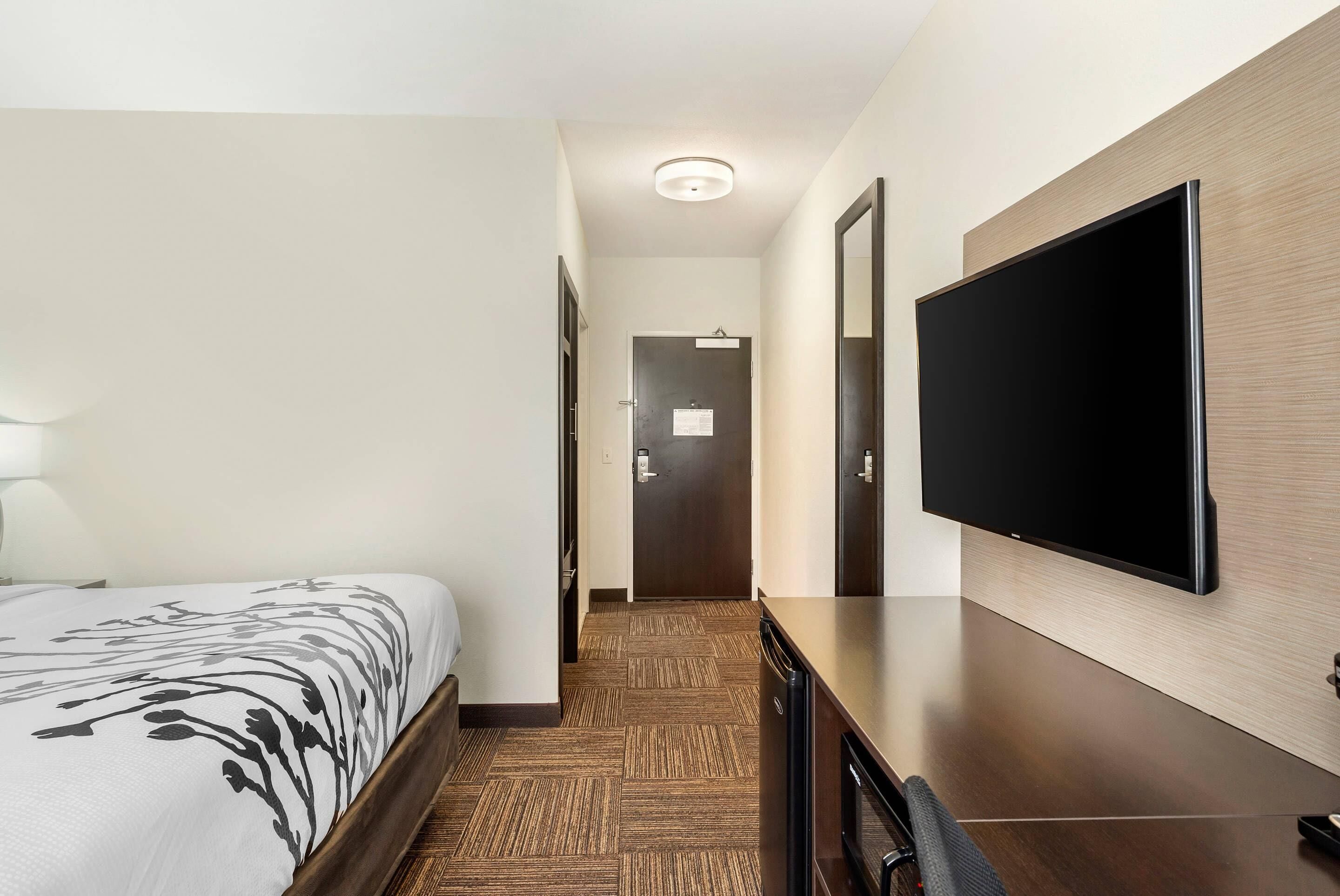 standard room, 1 king bed, non smoking | pillow-top beds, desk, iron/ironing board, free wifi