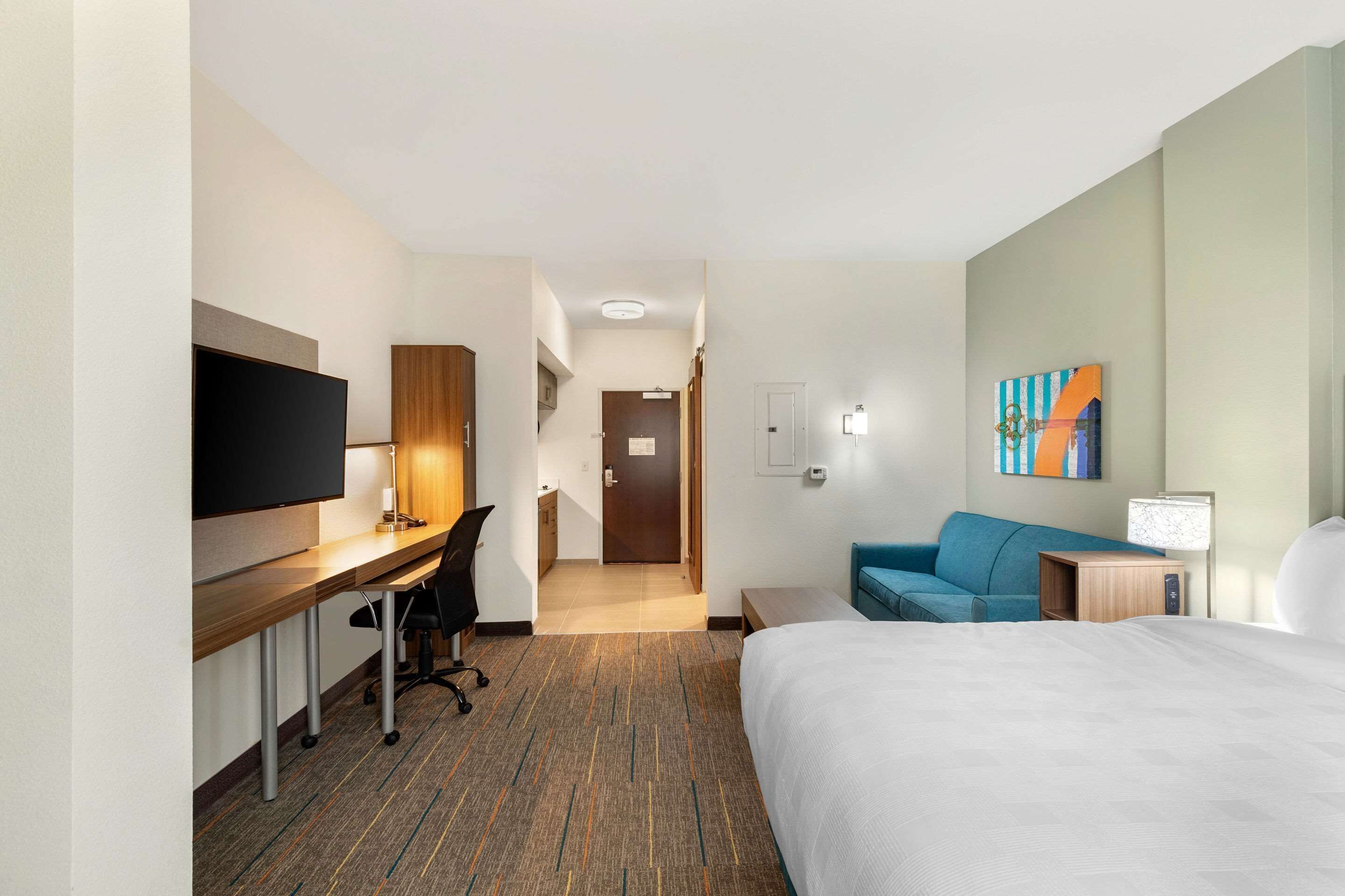 Pillowtop beds, desk, iron/ironing board, free WiFi