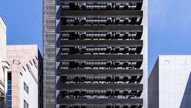 A high-rise building with multiple balconies and a modern architectural design. - Comfort Hotel Shin-Osaka (Osaka)