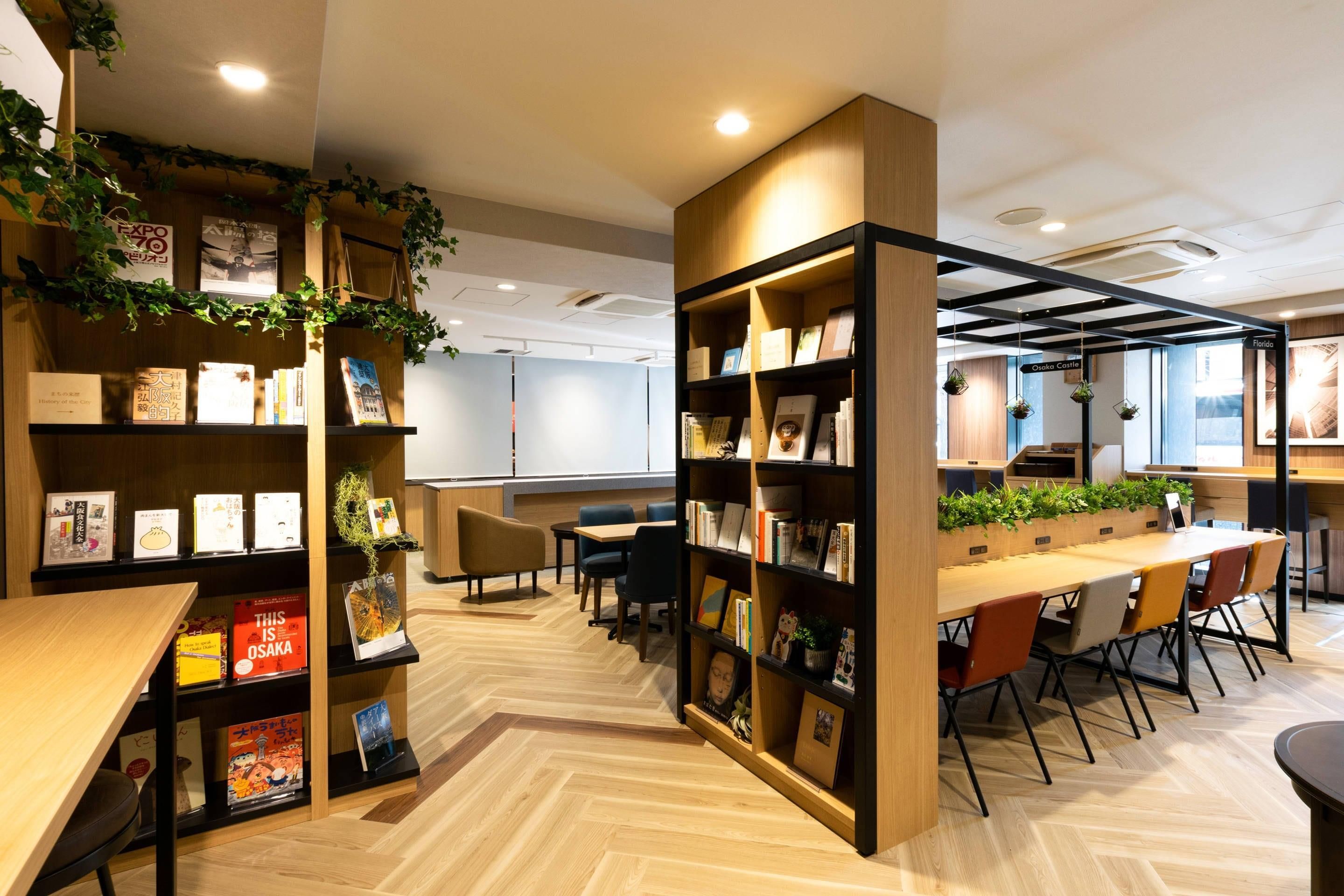 Una biblioteca moderna con estanterías de madera, una mesa larga y sillas.