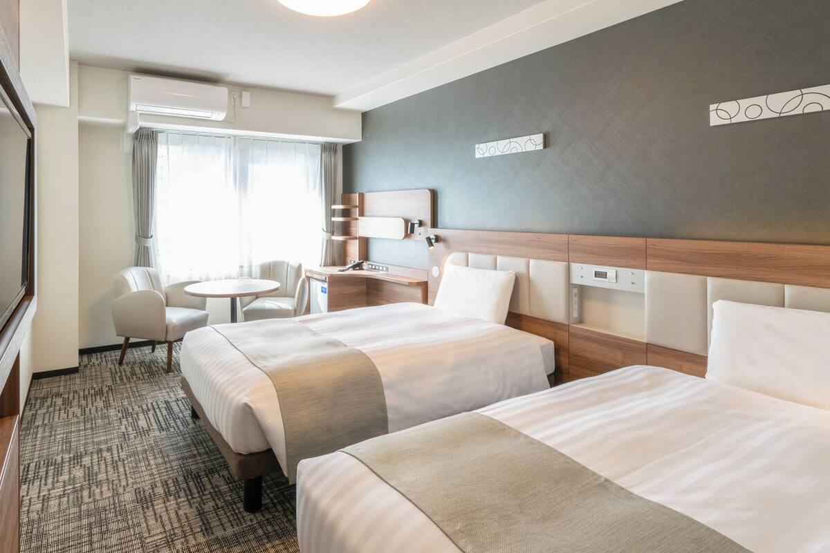 Sengetøy av topp kvalitet, safe på rommet og skrivebord