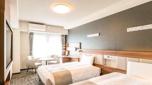 A hotel room with two beds, a desk, a chair, and a small table. - Comfort Hotel Shin-Osaka (Osaka)