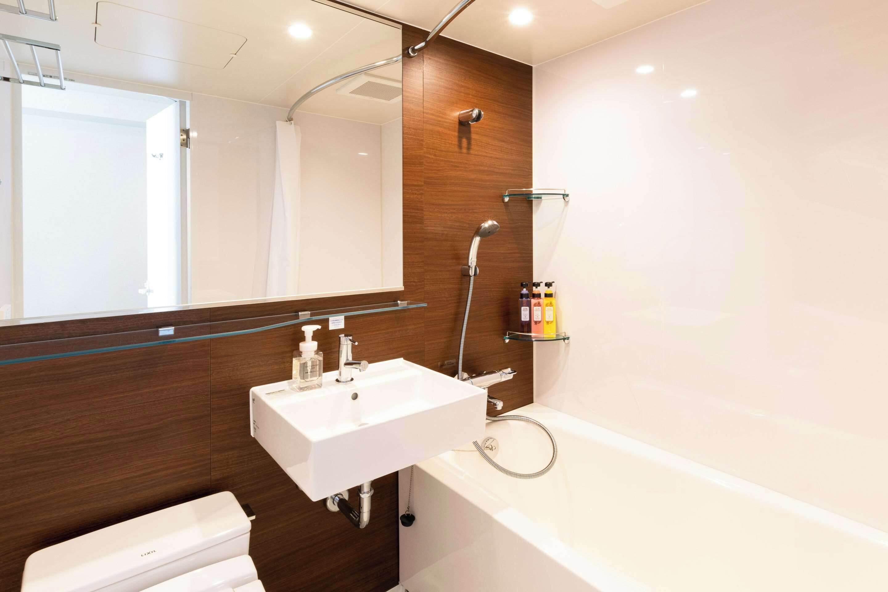 combined shower/bathtub, deep-soaking bathtub, free toiletries