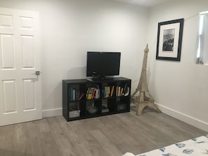 Standard House, Multiple Beds, Non Smoking | Television