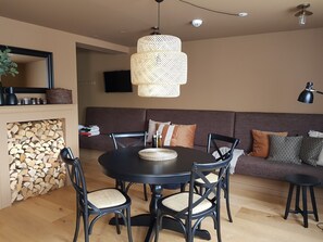 Superior Studio | Living room | 32-inch flat-screen TV with digital channels, Smart TV - Inni - Boutique Apartments (Hveragerdi)