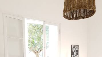 Design Studio, 1 Queen Bed, Accessible, Non Smoking | Iron/ironing board, free cribs/infant beds, free WiFi, bed sheets