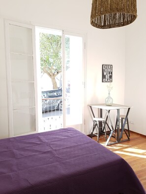 Estudio de diseñador, 1 cama Queen size, con acceso para personas discapacitadas, para no fumadores | Tabla de planchar con plancha, cunas gratuitas y wifi gratis