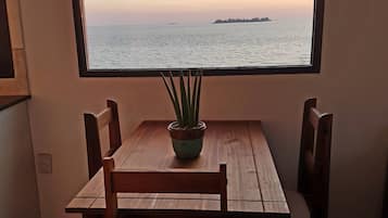 Apartamento exclusivo, 1 cama Queen e sofá-cama, para não fumantes, vista para o rio | Vista para a água