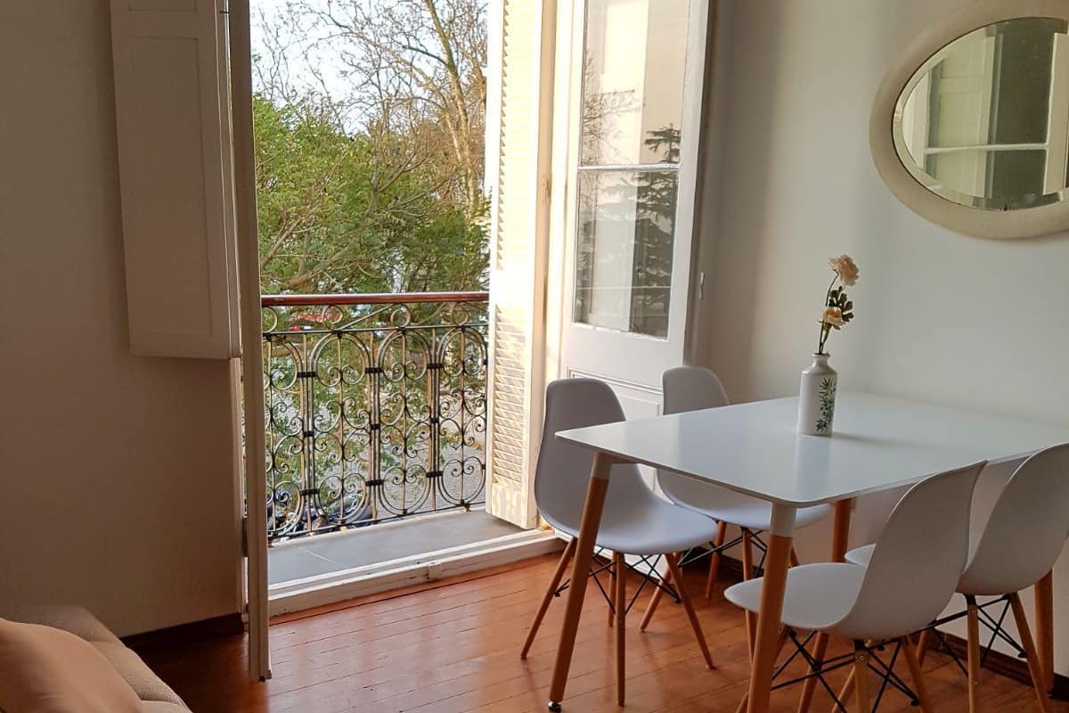 Familienapartment, Mehrere Betten, Nichtraucher, Flussblick | Essbereich im Zimmer