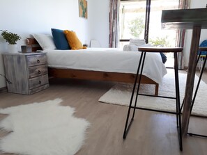 Appartamento, 1 letto queen, vista montagna | Area soggiorno | TV a schermo piatto