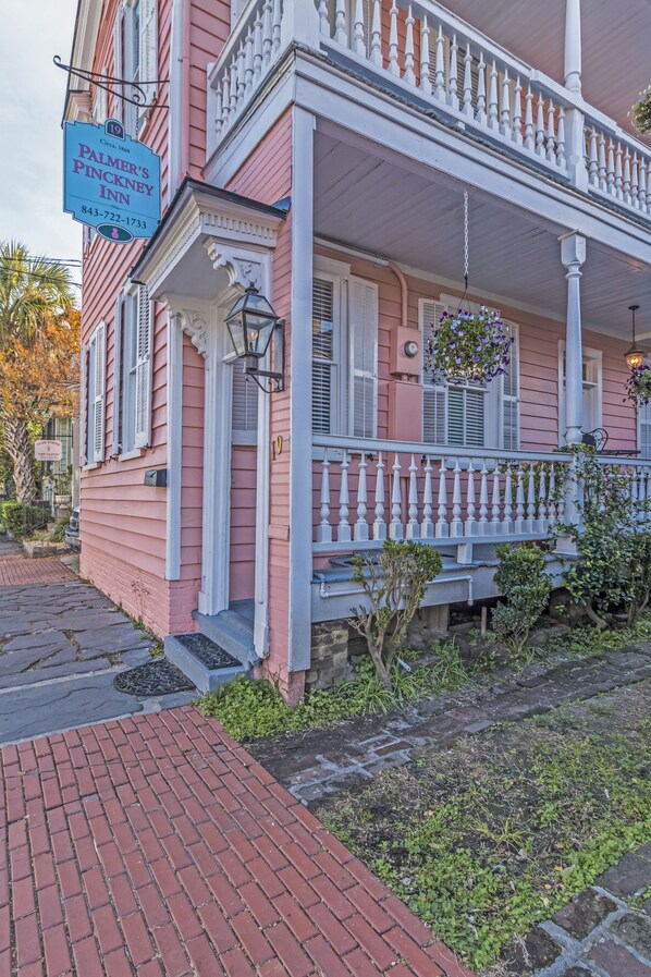 Front of property - Palmer's Pinckney Inn (Charleston)