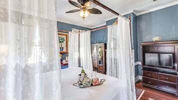 Kamar, 1 Tempat Tidur King, Bebas Asap Rokok | Didekorasi berbeda-beda dan dilengkapi dengan perabotan berbeda-beda