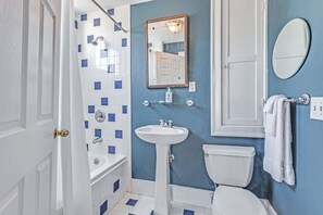 Room, 1 King Bed, Non Smoking | Bathroom - Palmer's Pinckney Inn (Charleston)