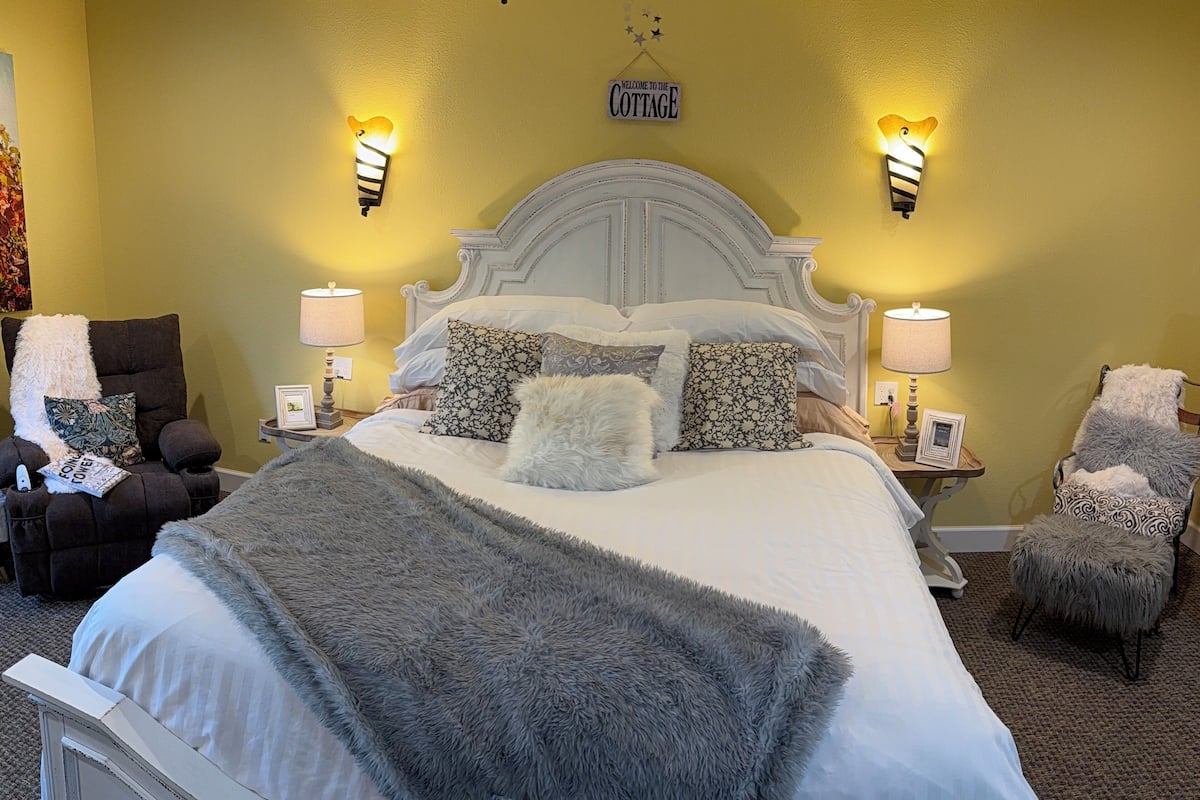 Main House Upper King | Iron/ironing board, free WiFi, bed sheets, wheelchair access