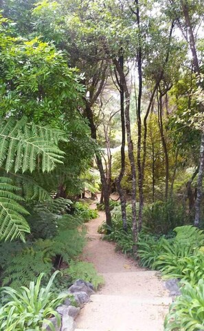 Property entrance - Hekerua Lodge Boutique Backpackers (Waiheke Island)