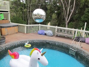 Seasonal outdoor pool - Hekerua Lodge Boutique Backpackers (Waiheke Island)